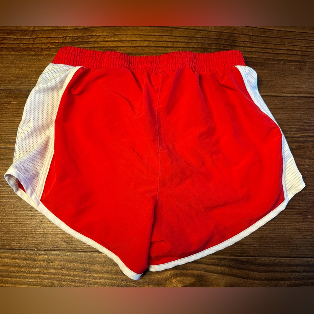 Women’s Under Armour shorts - Picture 2 of 3